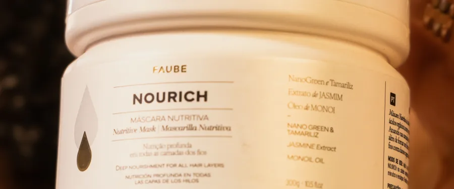 Aplicação de tratamento de reconstrução em mecha na bancada do salão